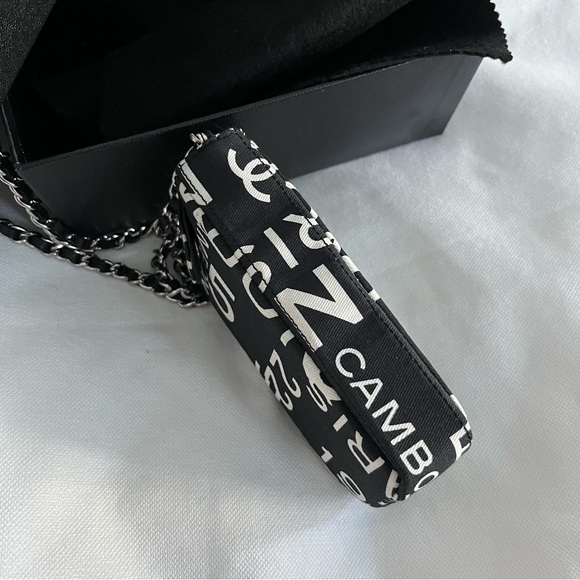 Authentic Chanel crossbody pouch with chain - Picture 5 of 15
